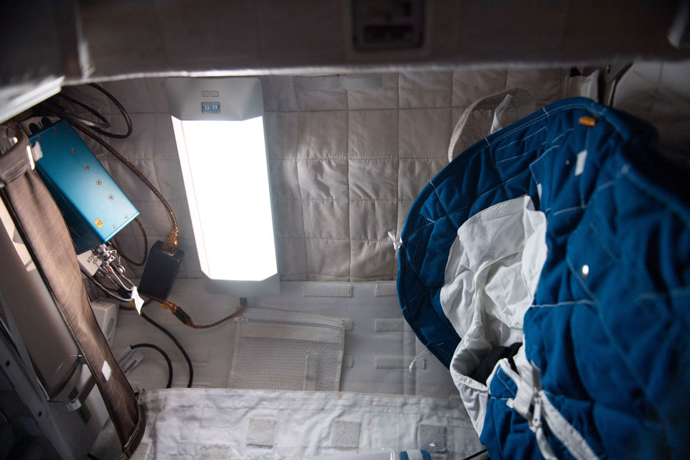Andreas Mogensens sängplats på ISS, tillsammans med den nyligen installerade sollampan.