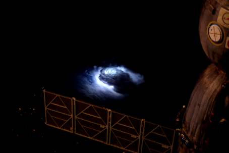Thunderstorm_seen_from_Space_Station.png Ny forskning om de mystiska höghöjdblixtarna