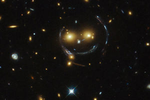 Ett leende från rymden fångat av rymdteleskopet Hubble.