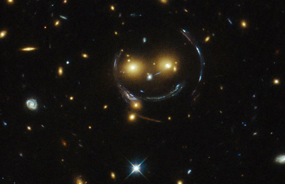 Ett leende från rymden fångat av rymdteleskopet Hubble.