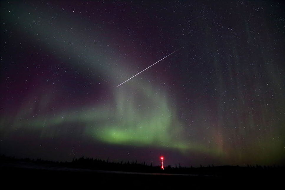 Både ett vackert norrsken och meteor har fångats på den här bilden.