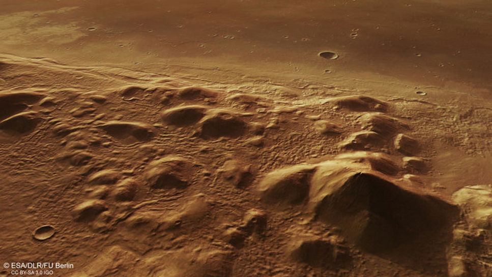 Bergsområdet Phlegra Montes ligger på Mars. Under ytan göms tjocka lager av is. 