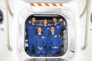 aESA_astronaut_candidates_of_the_class_of_2022_pillars FOTO ESA  P  Sebirot.jpg Astronauter i träningsdräkt