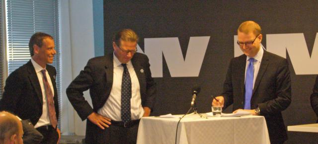  christer fuglesang, teknikdelegationens ordförande leif johansson och minister tobias krantz