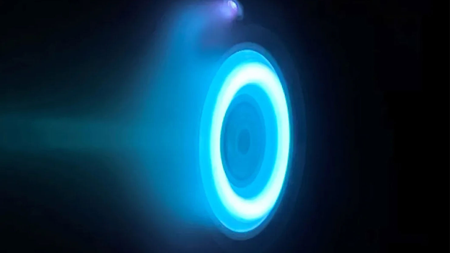 pia23879-1041.jpg En elektrisk raketmotor i drift, identiska de som används för att driva NASA:s rymdfarkost Psyche. Det blå skenet kommer från de laddade atomerna i xenon.