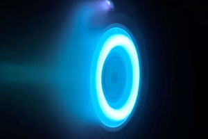 pia23879-1041.jpg En elektrisk raketmotor i drift, identiska de som används för att driva NASA:s rymdfarkost Psyche. Det blå skenet kommer från de laddade atomerna i xenon.