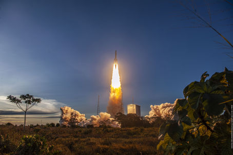 Ariane_6_launches_Sentinel-1D.jpg En rymdraket på väg upp genom atmosfären