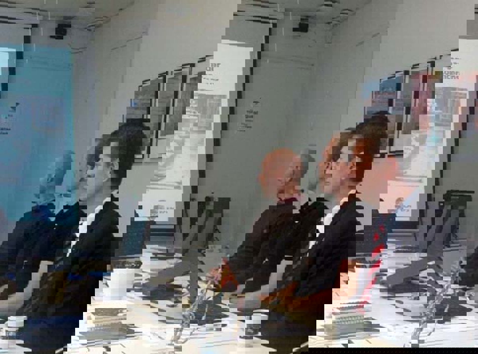 pressmote.jpg På presskonferens!