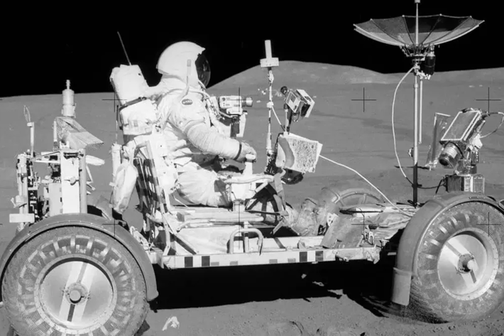 Månen mars hjul.png En bil på månen. En månbil.