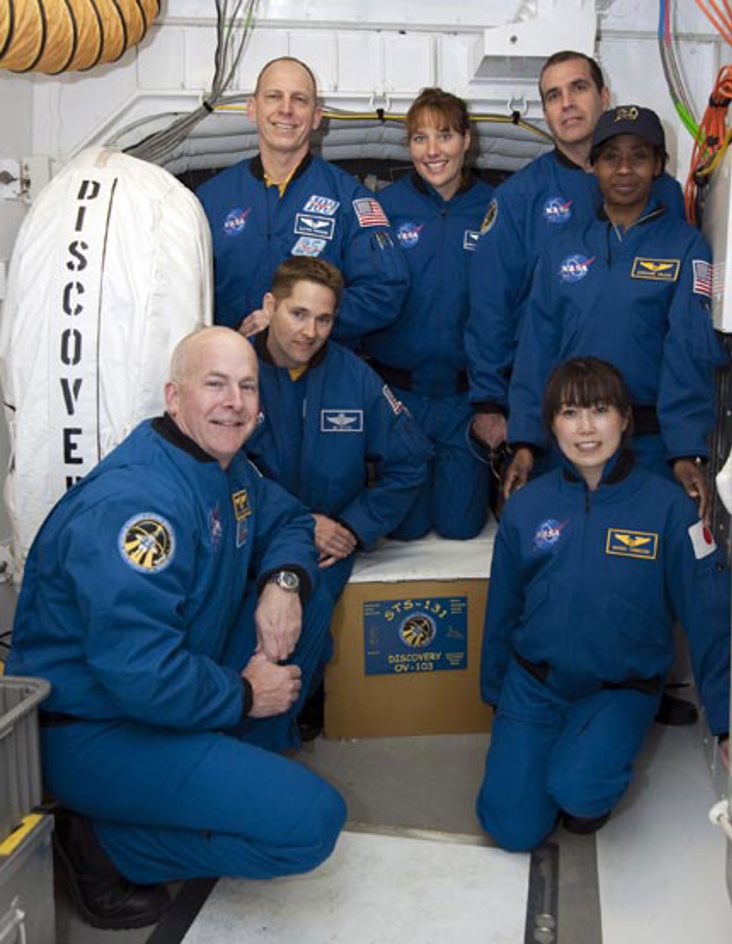 Besättningen på STS 131 med Dottie stående i mitten.