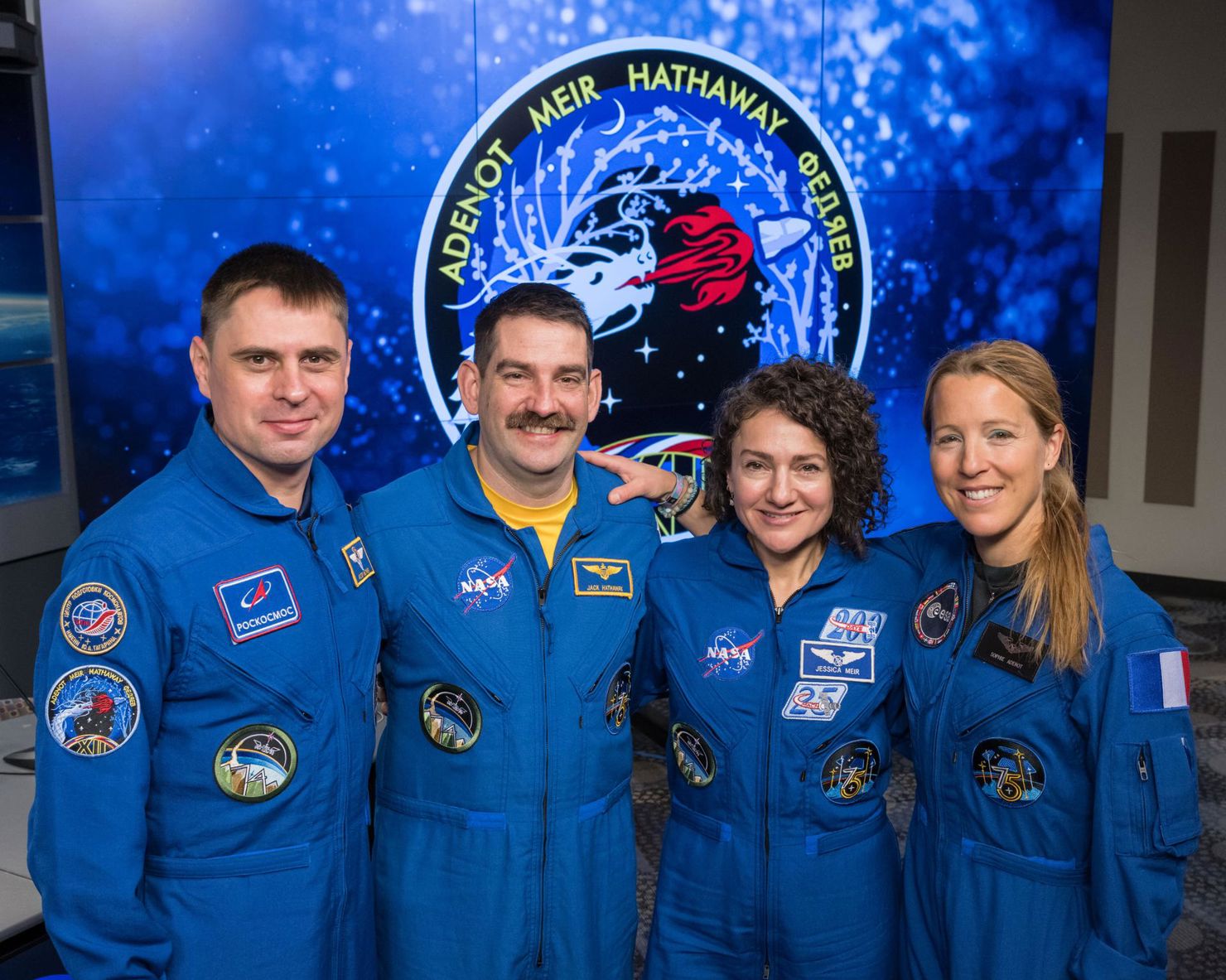 De fyra besättningsmedlemmarna i NASA:s SpaceX Crew-12-uppdrag till den internationella rymdstationen poserar för ett porträtt vid Johnson Space Center i Houston, Texas. Från vänster: Roscosmos-kosmonauten och uppdragsspecialisten Andrej Fedyaev, NASA-astronauterna Jack Hathaway och Jessica Meir, pilot respektive befälhavare för Crew-12, samt ESA-astronauten och uppdragsspecialisten Sophie Adenot.
