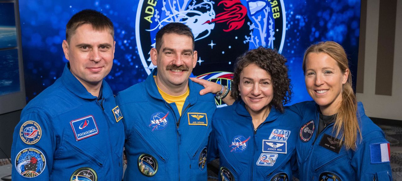 Crew 12 i Florida.jpg De fyra besättningsmedlemmarna i NASA:s SpaceX Crew-12-uppdrag till den internationella rymdstationen poserar för ett porträtt vid Johnson Space Center i Houston, Texas. Från vänster: Roscosmos-kosmonauten och uppdragsspecialisten Andrej Fedyaev, NASA-astronauterna Jack Hathaway och Jessica Meir, pilot respektive befälhavare för Crew-12, samt ESA-astronauten och uppdragsspecialisten Sophie Adenot.