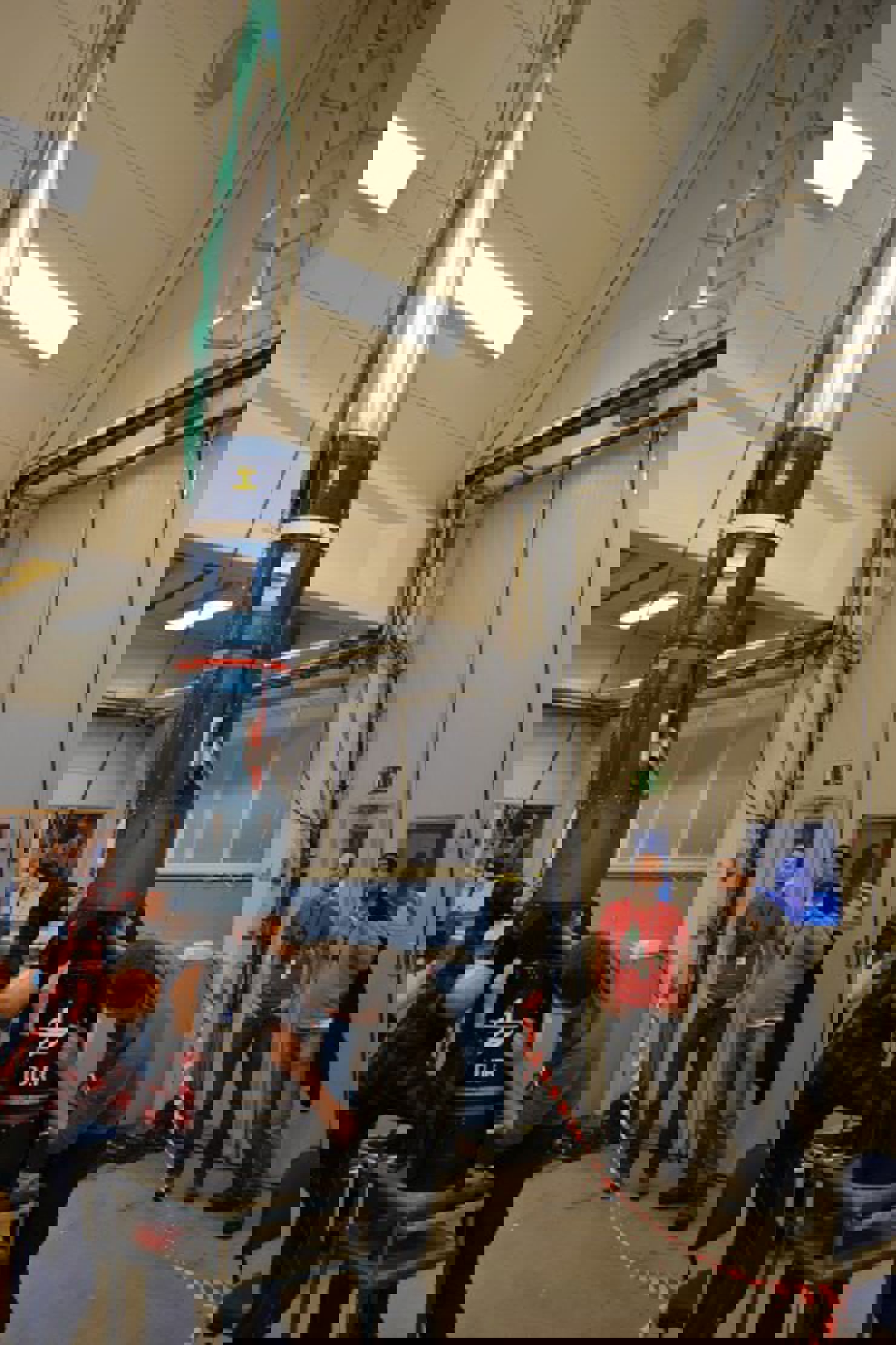 Servicesystemet och experimenten sätts ihop med fallskärmsmodulen