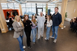 _F6A7742.jpg Sex personer står och ser glada in i kameran