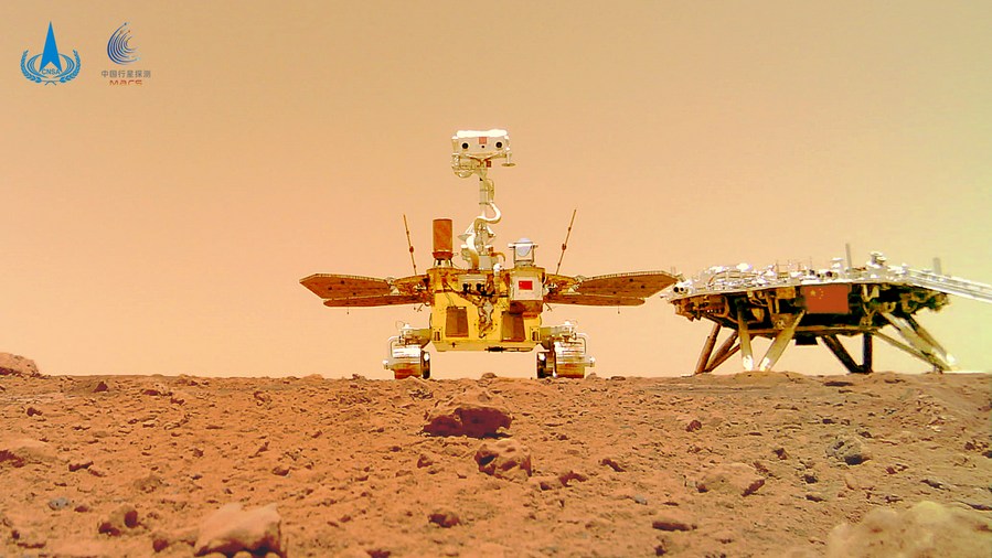 Kinas landare Tianwen-1 och rover Zhurong på ytan av Mars. Chinese Space Agency.