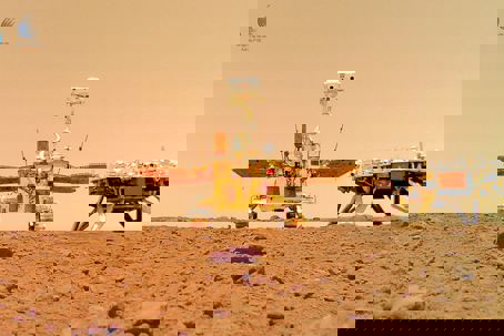 Mars rover kina.jpg Kinas landare Tianwen-1 och rover Zhurong på ytan av Mars. Chinese Space Agency.