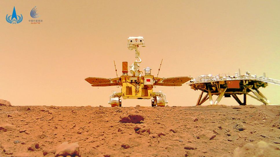 Kinas landare Tianwen-1 och rover Zhurong på ytan av Mars. Chinese Space Agency.