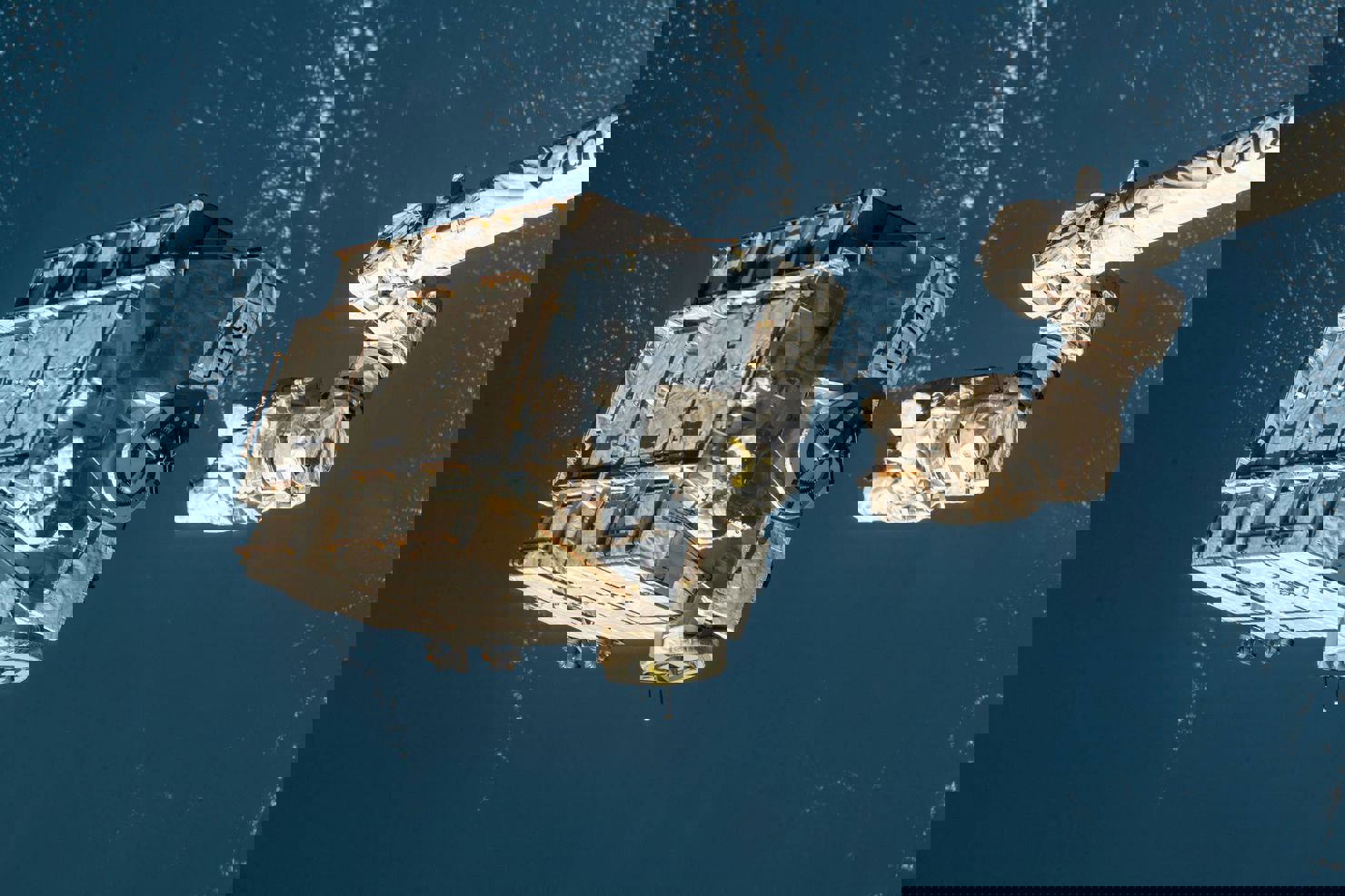 En stor modul  i rymden med jorden som bakgrund.