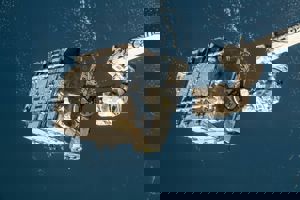 iss_batteries.jpg En stor modul i rymden med jorden som bakgrund.