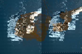 iss_batteries.jpg En stor modul i rymden med jorden som bakgrund.