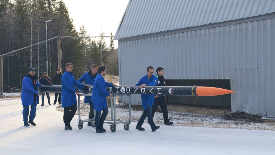 Raketen HEROS3 på väg mot uppsändningsplatsen