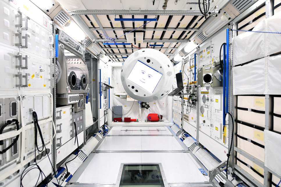 Flygande AI-robot följer astronaut i rymden
