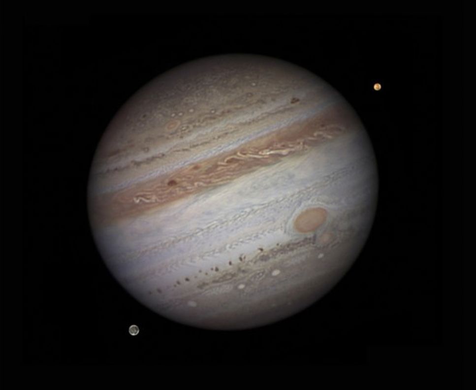 Jupiter med månarna Io och Ganymedes