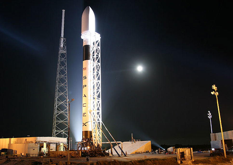 Här står SpaceX Falcon 9 redo för start