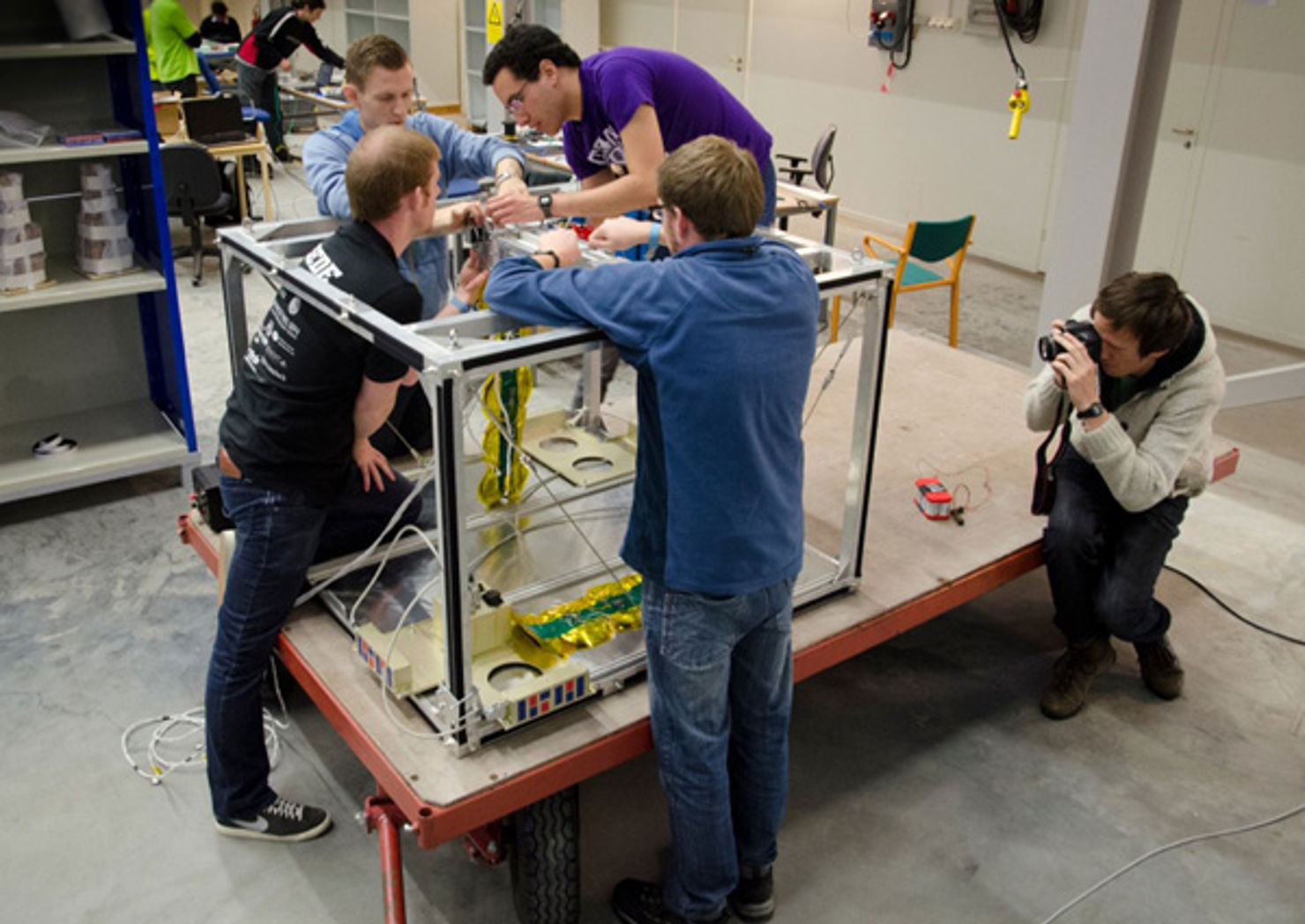 Bexus5.jpg UK-teamet installerar sitt experiment iSEEDE