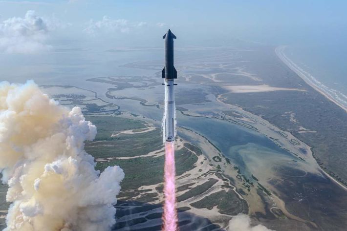 Starship flight.jpg En raket som flyger högt ovanför marken. Eld sprutar ut nedtill.