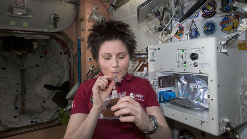Samantha Cristoforetti drickandes ISSpresso som hon tagit med till rymdstationen.