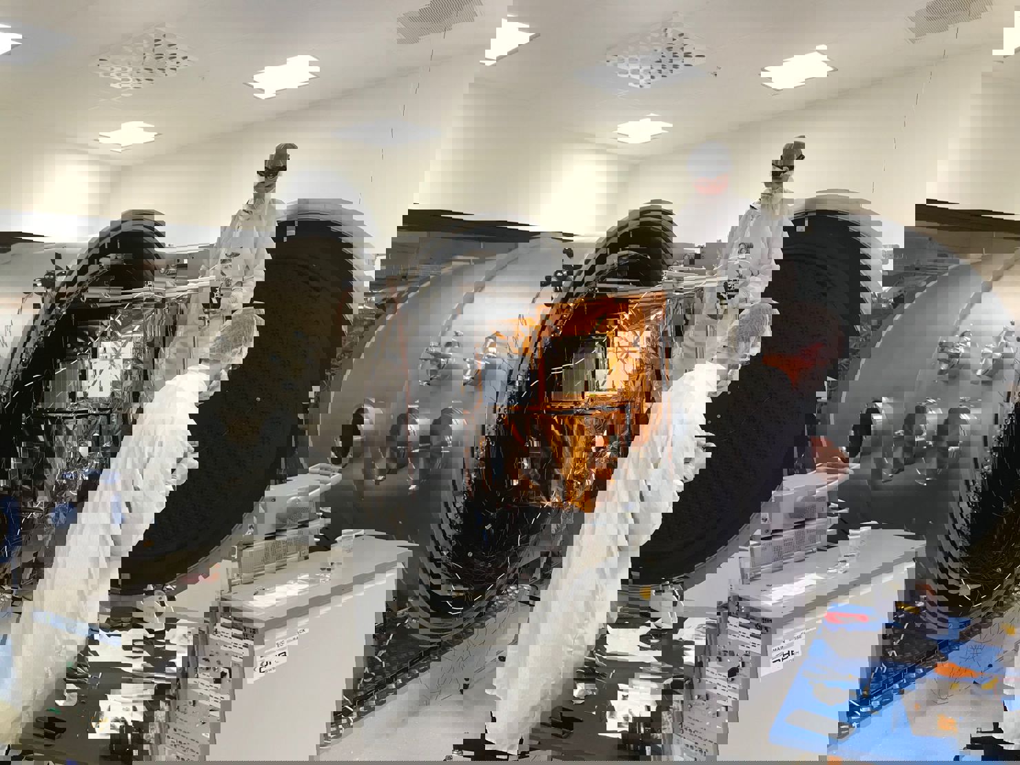 Satelliten Mats testas i vakuumkammare