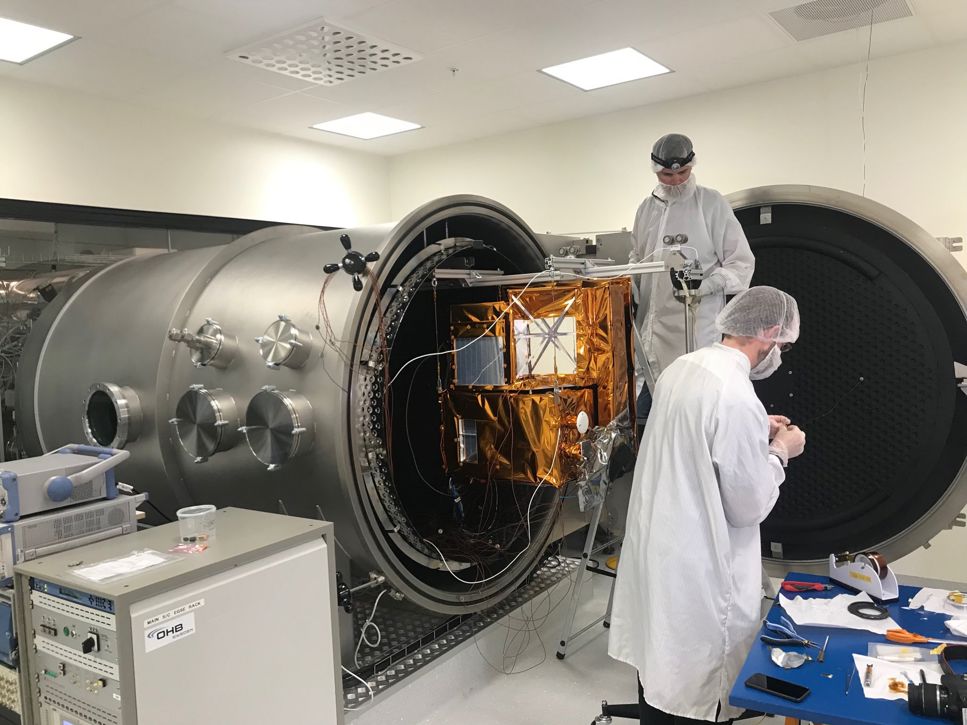 Satelliten Mats testas i vakuumkammare