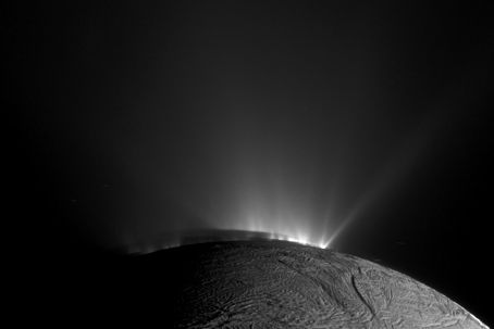 Enceladus_jets_and_shadows.jpg Enceladus. Saturnus måne.