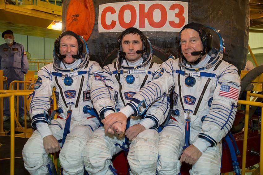 De tre astronauterna (frv.) Tim Peake, Yuri Malenchenko och Tim Kopra är redo för avfärd.
