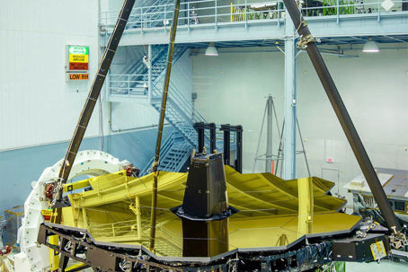 jwst1.jpg  Här visas rymdteleskopets guldgula stora spegel upp i sin helhet för första gången.