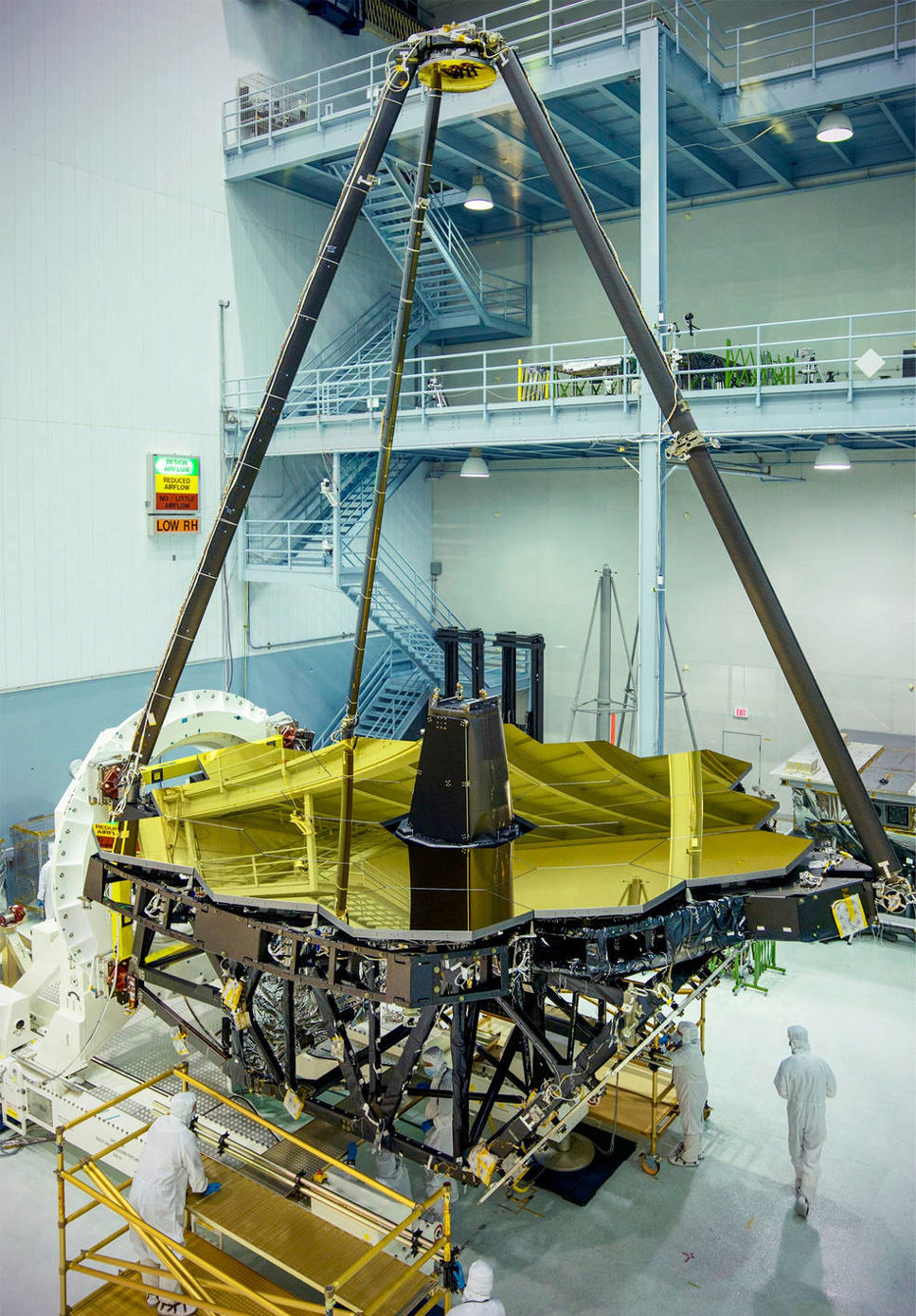  Här visas rymdteleskopets guldgula stora spegel upp i sin helhet för första gången. 