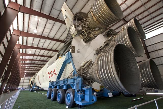 Hela den långa Saturn V-raketen med Apollo-kapseln längst fram