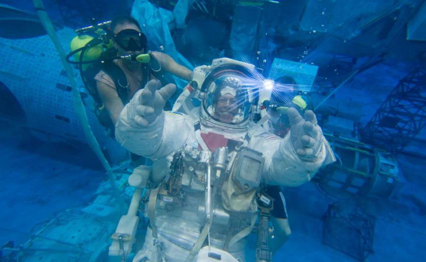 Träningen sker på Neutral Buoyancy Laboratory i närheten av NASA's Johnson Space Center.