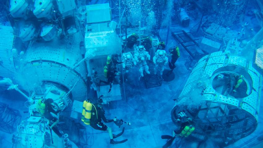 Astronauter tränar under vatten för att simulera tyngdlöshet.