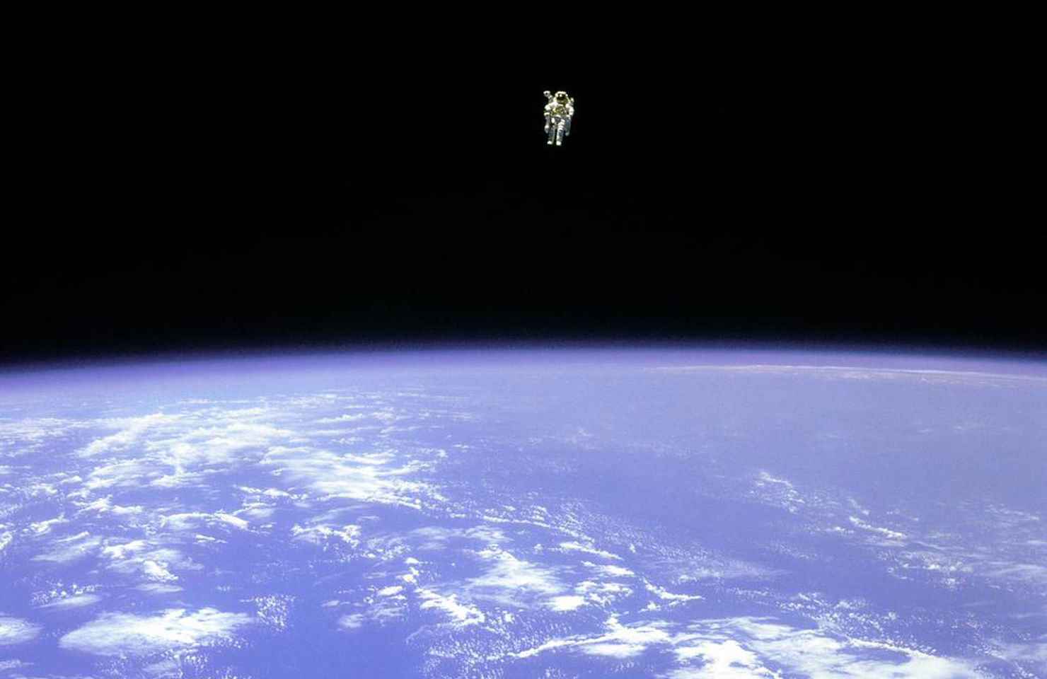 Den amerikanska astronauten Bruce McCandless svävar helt fritt i rymden.