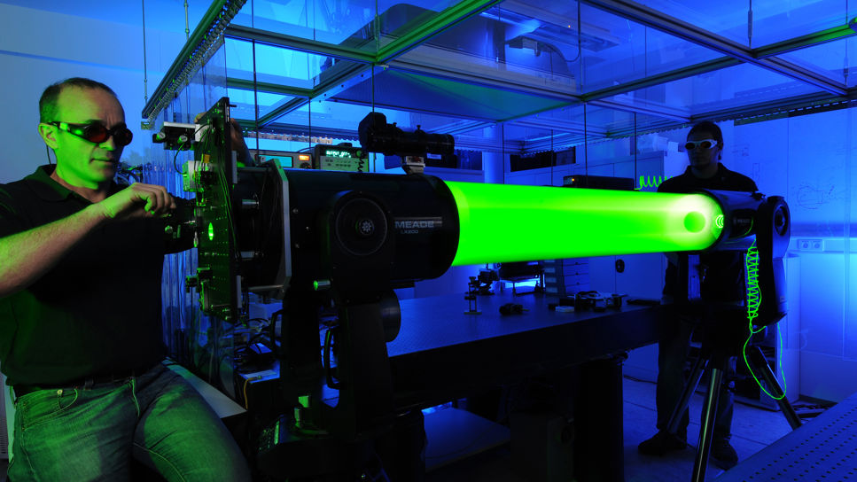 Häftig bild över en laser.