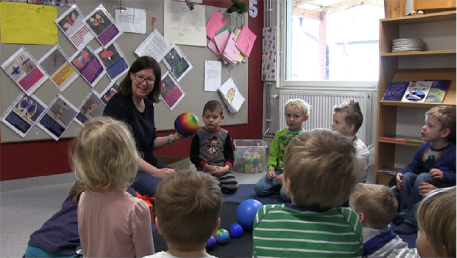 Förskollärare Agneta Strandqvist håller i morgonens samling.
