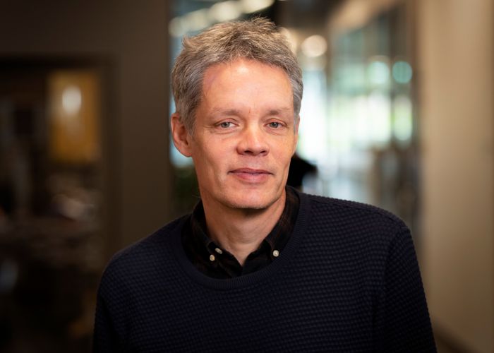 En man som småler in i kameran