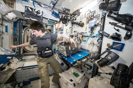 Samantha Cristoforetti utför tester på lungorna uppe på rymdstationen.