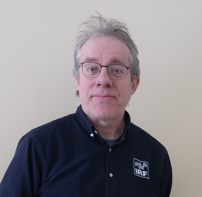 En man med lite grå ruffsig frisyr