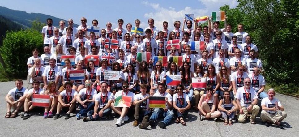 Bland deltagarna i Alpbach Summer School 2015 skymtar vi en svensk flagga.