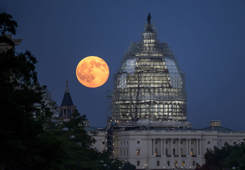 Den blå supermånen som visar sig var tredje år kunde ses i Sverige den 1 augusti. Här är en bild av den över Vita Huset i Washington.