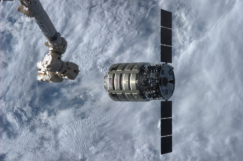 Farkosten Cygnus släpps från ISS efter att ha lämnat förnödenheter till besättningen.