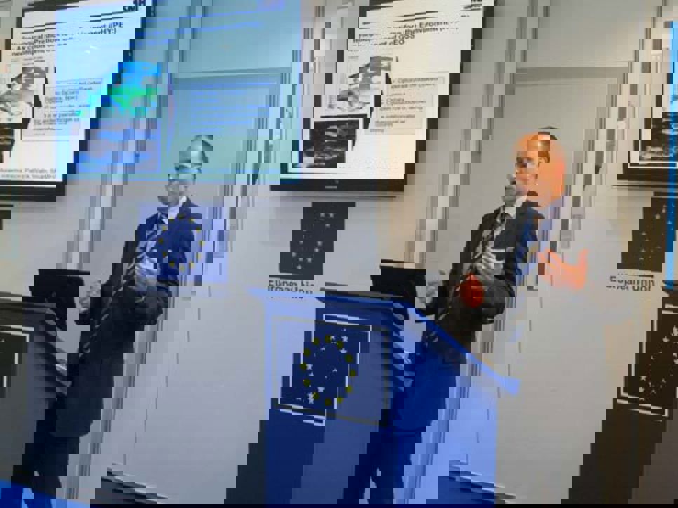 Thomas Klein engagerad i talarstolen och plenisalen